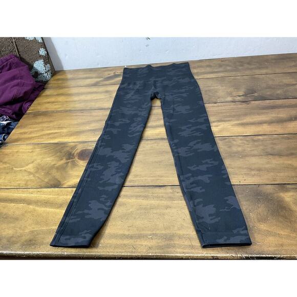 Spanx Look At Me Now Seamless Leggings Womens Small Black Gray Camo - Picture 2 of 9